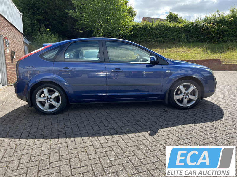 View FORD FOCUS ZETEC CLIMATE 1.8 PETROL AIR-CON CRUISE CONTROL HEATED FRONT AND REAR SCREENS
