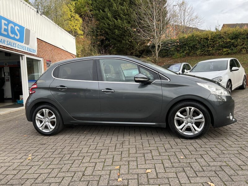 View PEUGEOT 208 1.2 VTi ALLURE EURO 5 5dr HATCHBACK