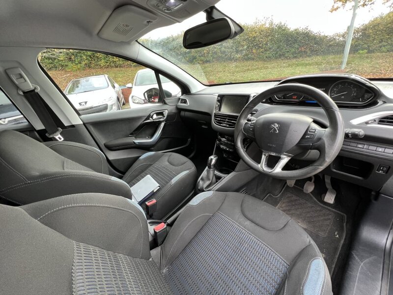 View PEUGEOT 208 1.2 VTi ALLURE EURO 5 5dr HATCHBACK