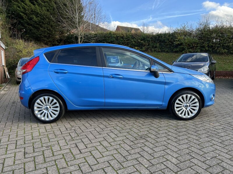 View FORD FIESTA 1.6 PETROL 5 DOOR TITANIUM TOP SPEC GREAT CAR