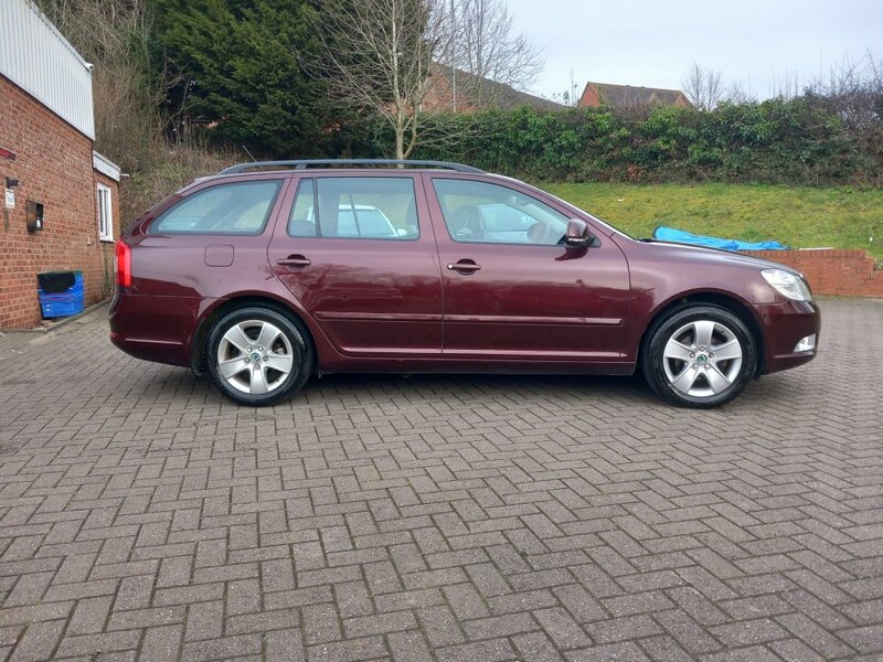 View SKODA OCTAVIA ELEGANCE 1.6 TDI CR DSG AUTOMATIC ESTATE DIESEL