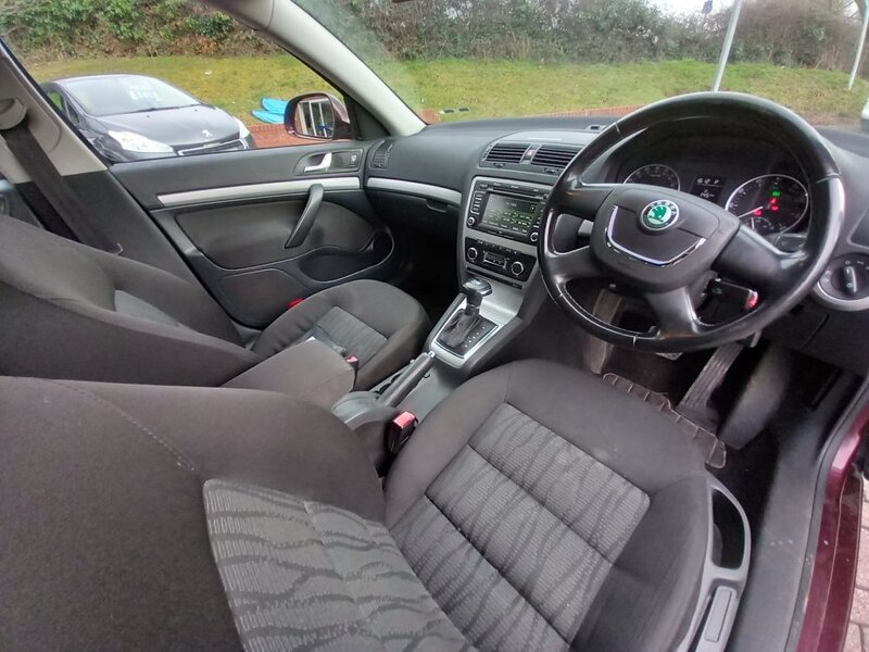 View SKODA OCTAVIA ELEGANCE 1.6 TDI CR DSG AUTOMATIC ESTATE DIESEL