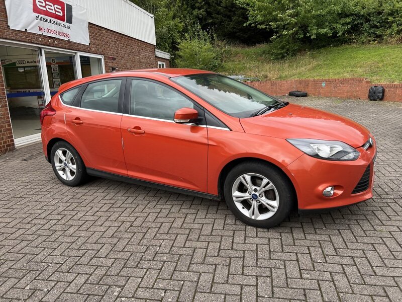 View FORD FOCUS 1.6 ZETEC 5 DOOR HATCHBACK